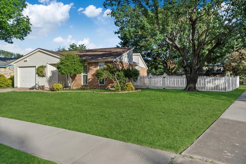 a view of a house with a backyard