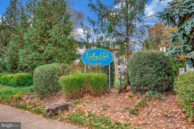 $238,900 | 5602 Bloomfield Drive, Unit 4 | Valley Park Condominiums