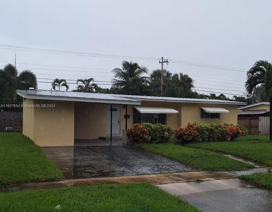 a view of a house with yard and plants