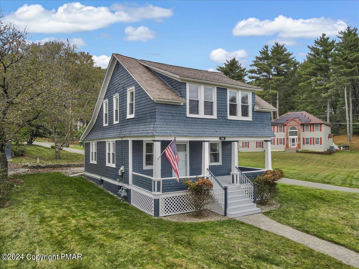 a view of a house with a yard