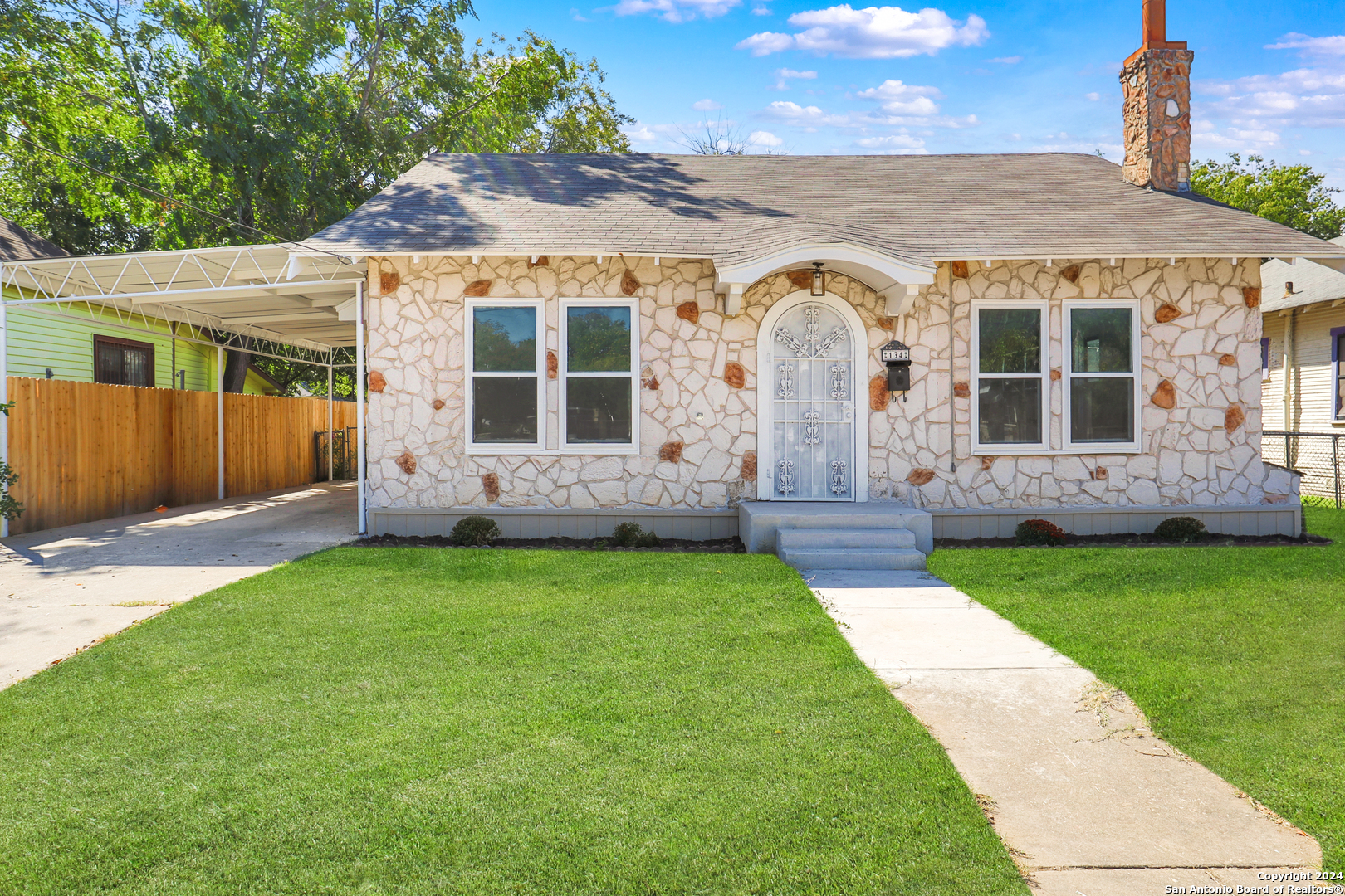 a view of a house with backyard and a garden