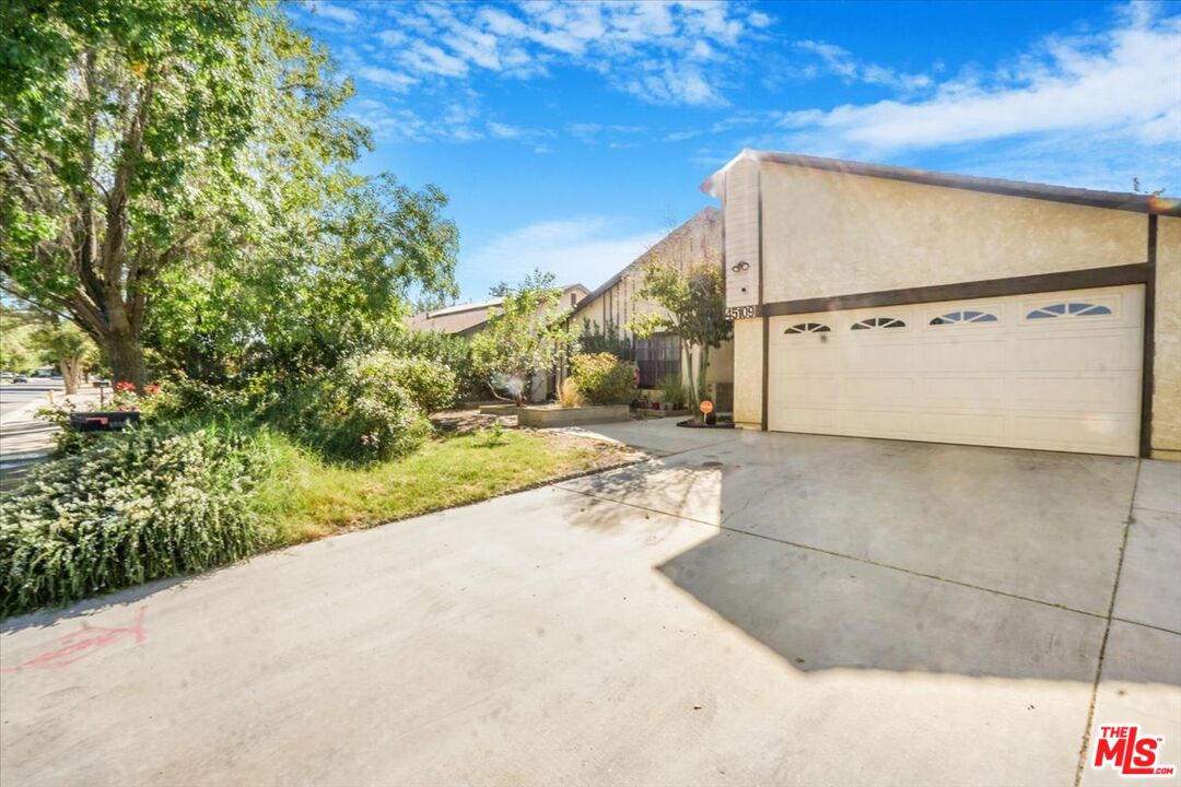 a view of a outdoor space in front of a house