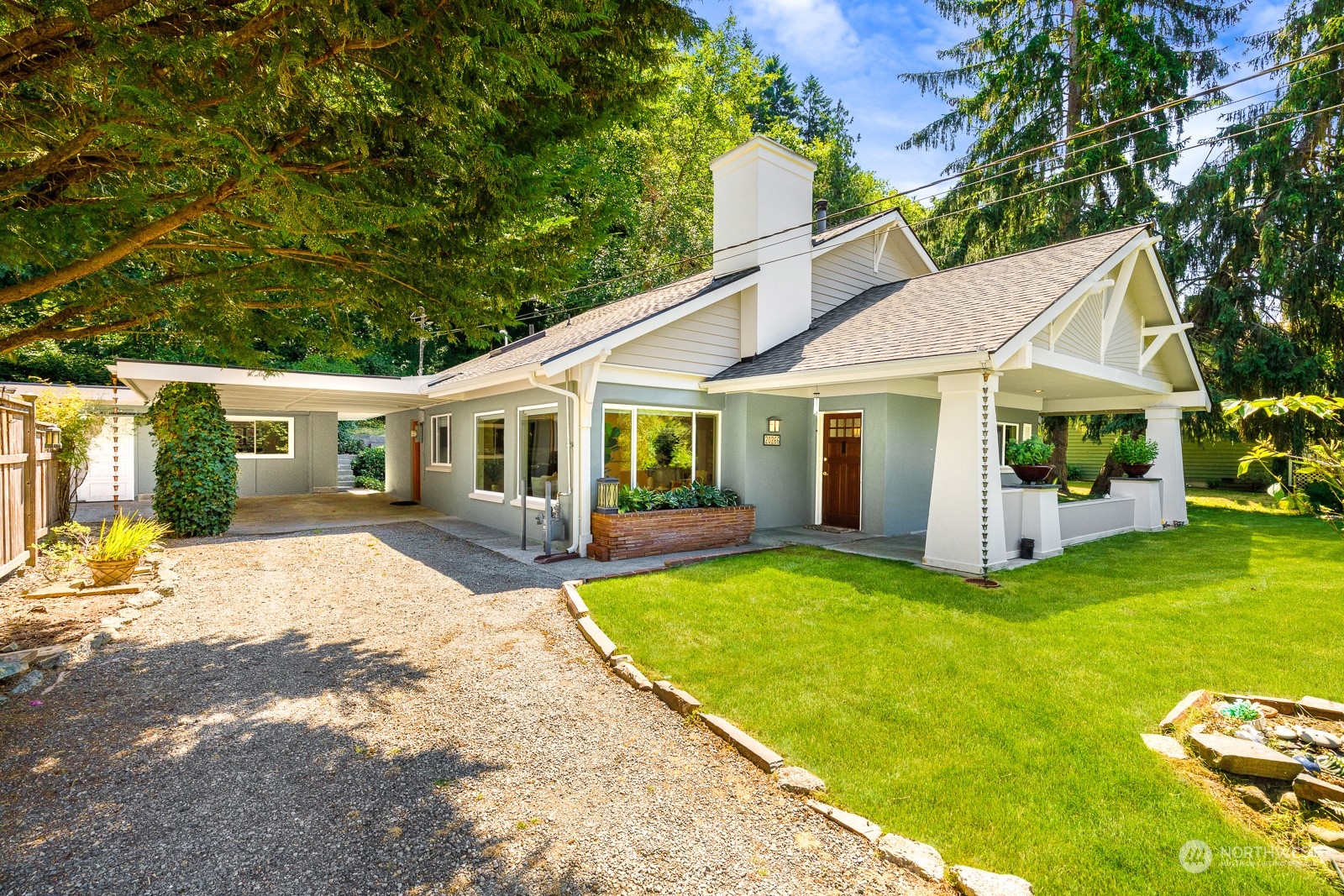 a view of a yard in front of house