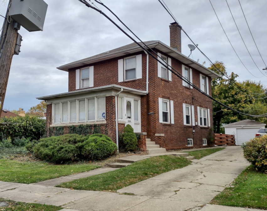 a brick building that has a lots of windows in it