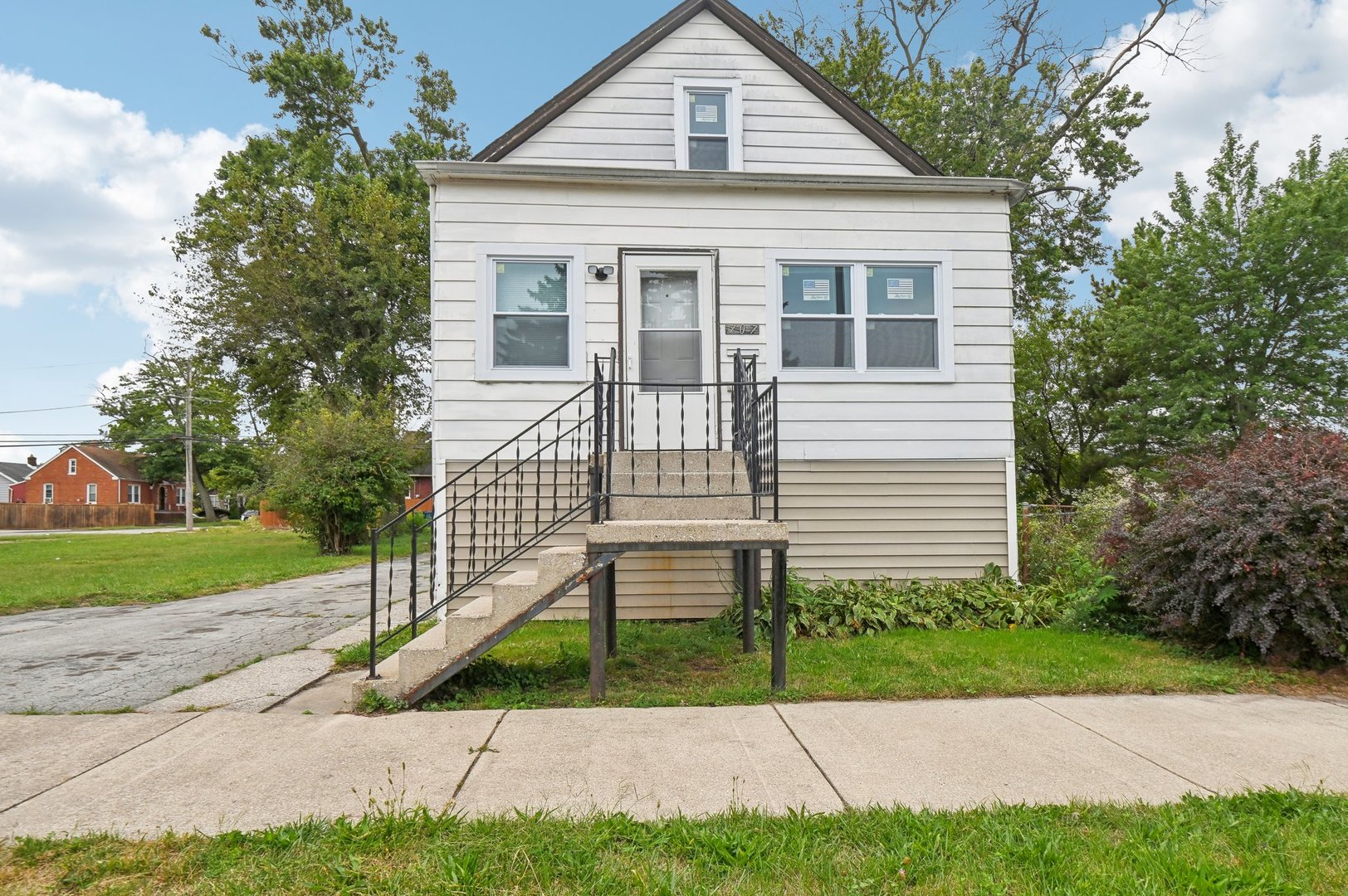 a view of a house with a yard