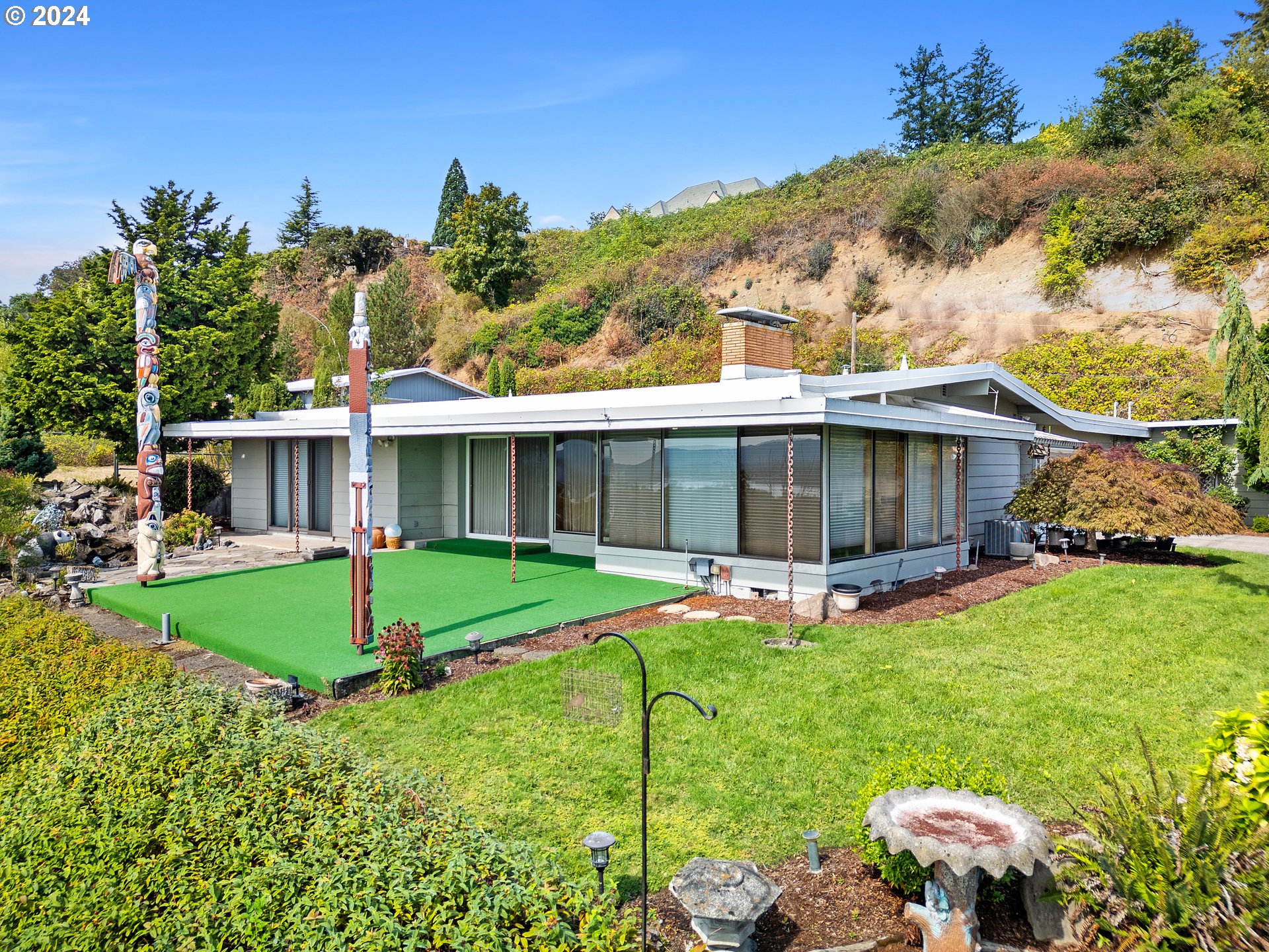 a view of a house with backyard and porch