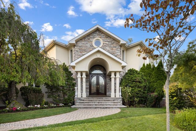 $2,499,000 | 35 Julieann Court | Todt Hill