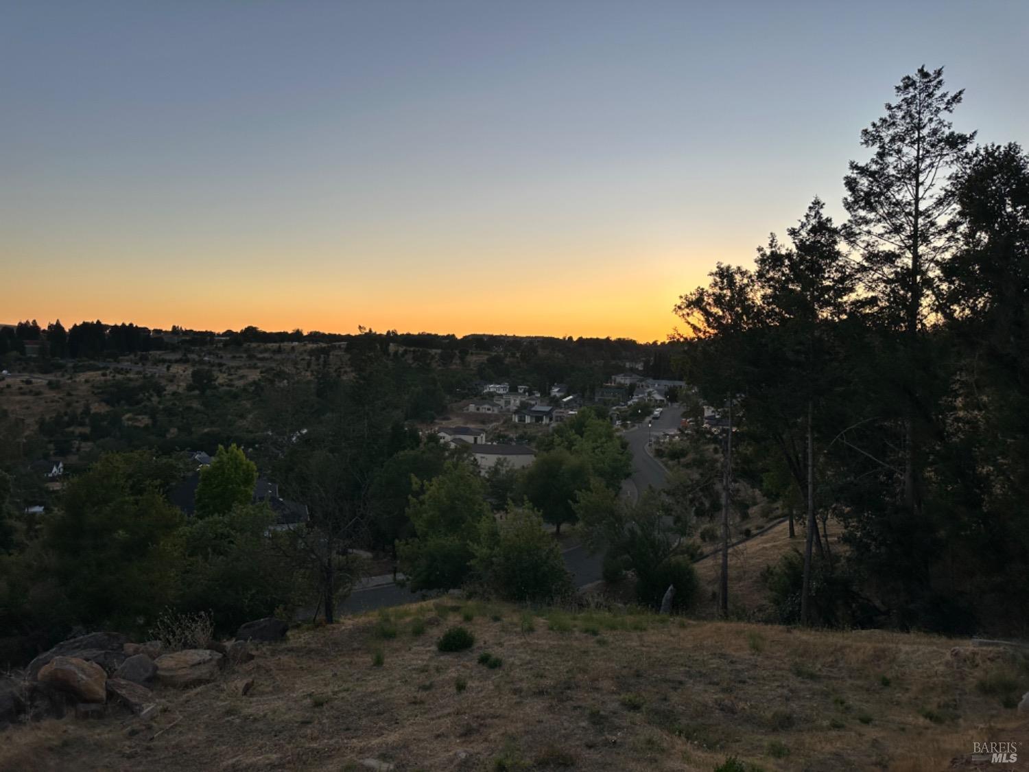 a view of a back yard