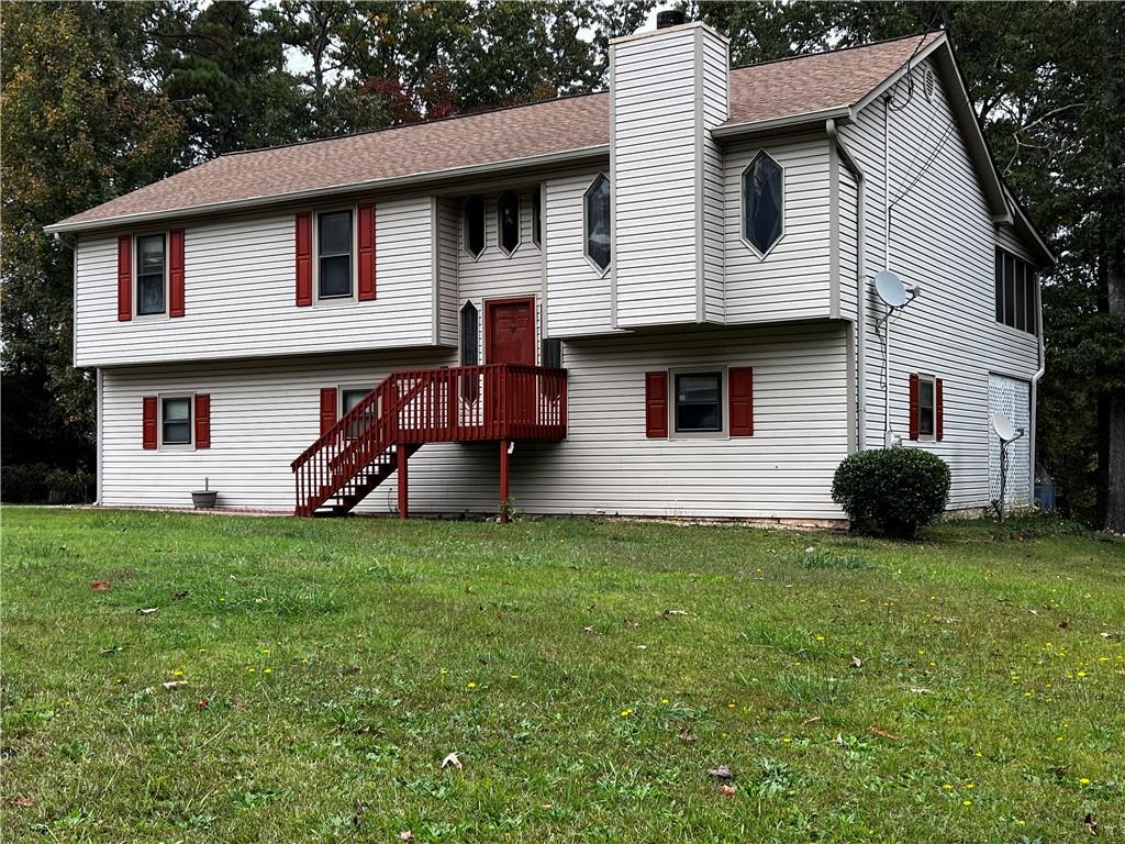 a view of a house with a yard