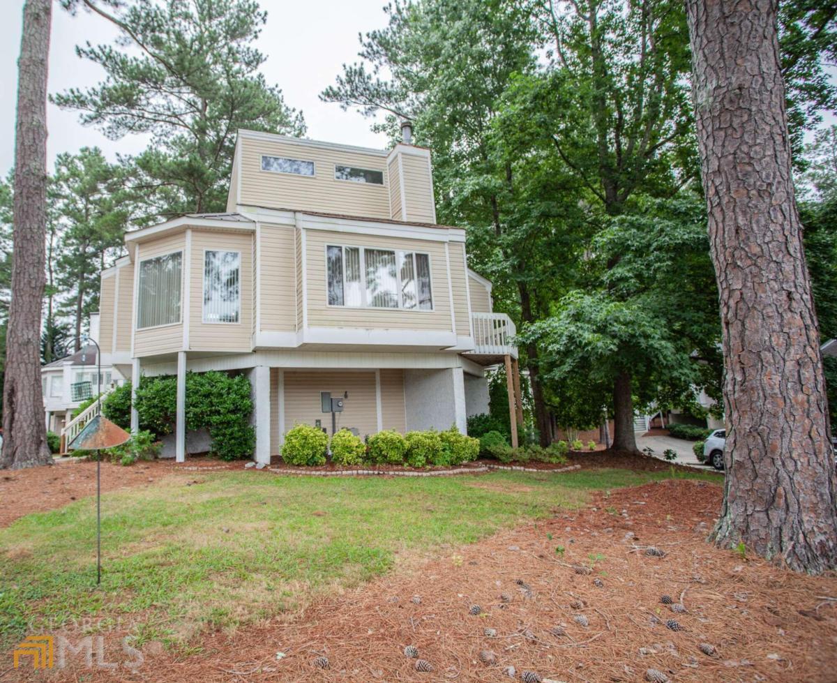 a view of a house with a yard