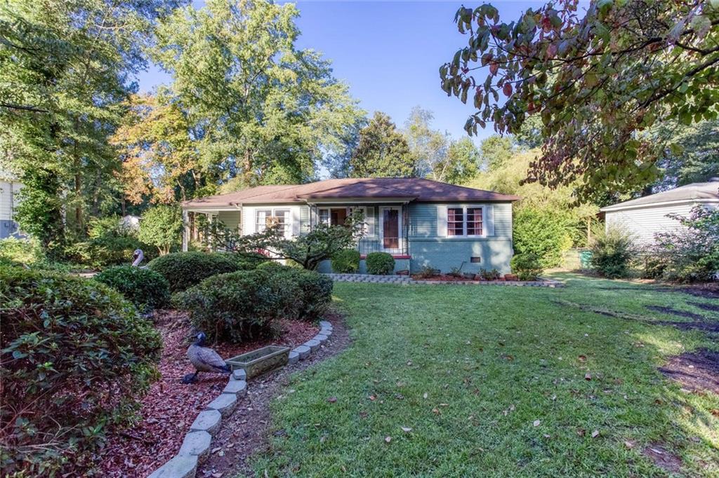 a view of a house with a yard