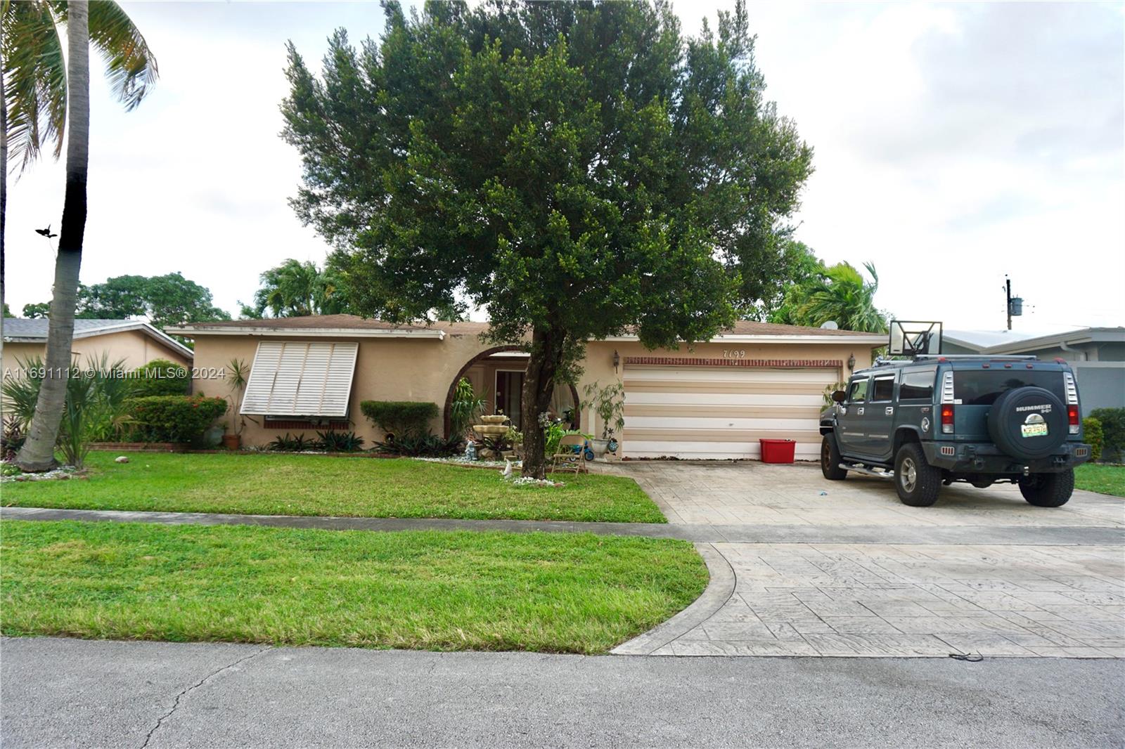 a view of a car in front of house