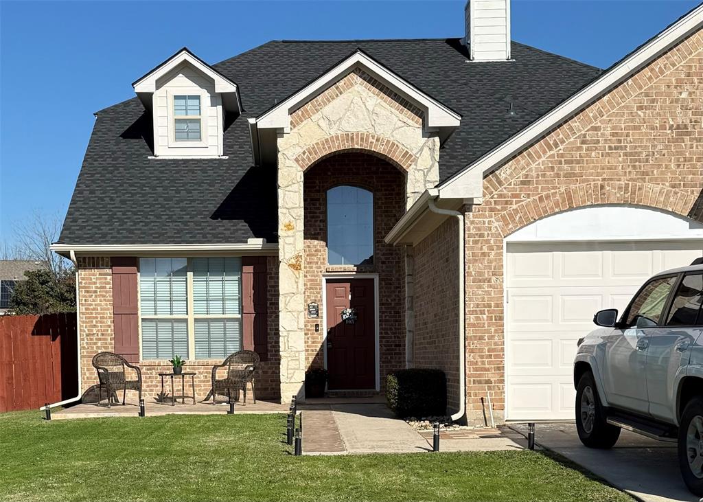 a view of a house with a yard