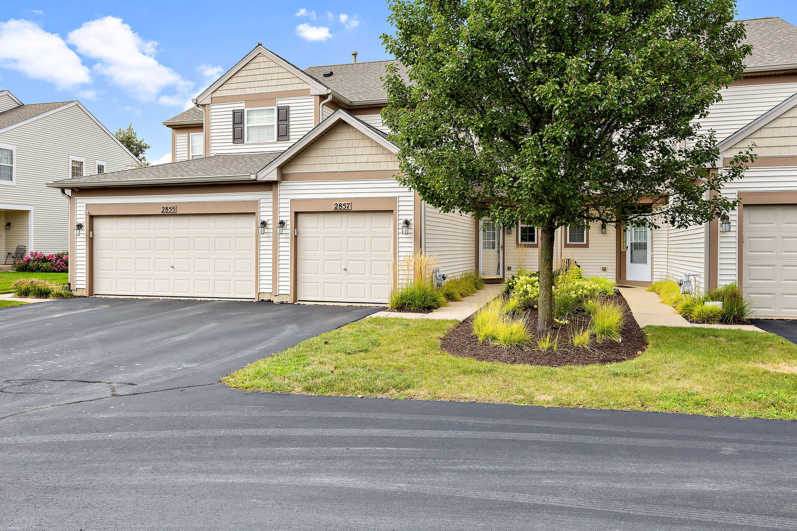 a view of a house with a yard