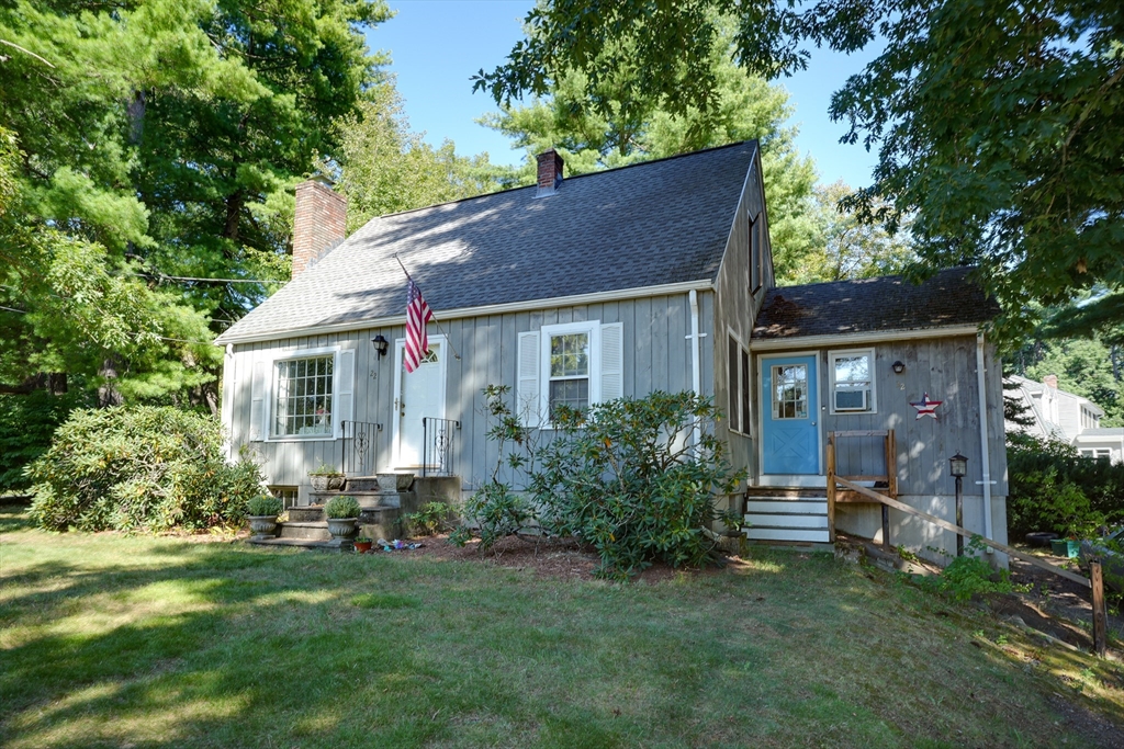 a view of a house with backyard and garden