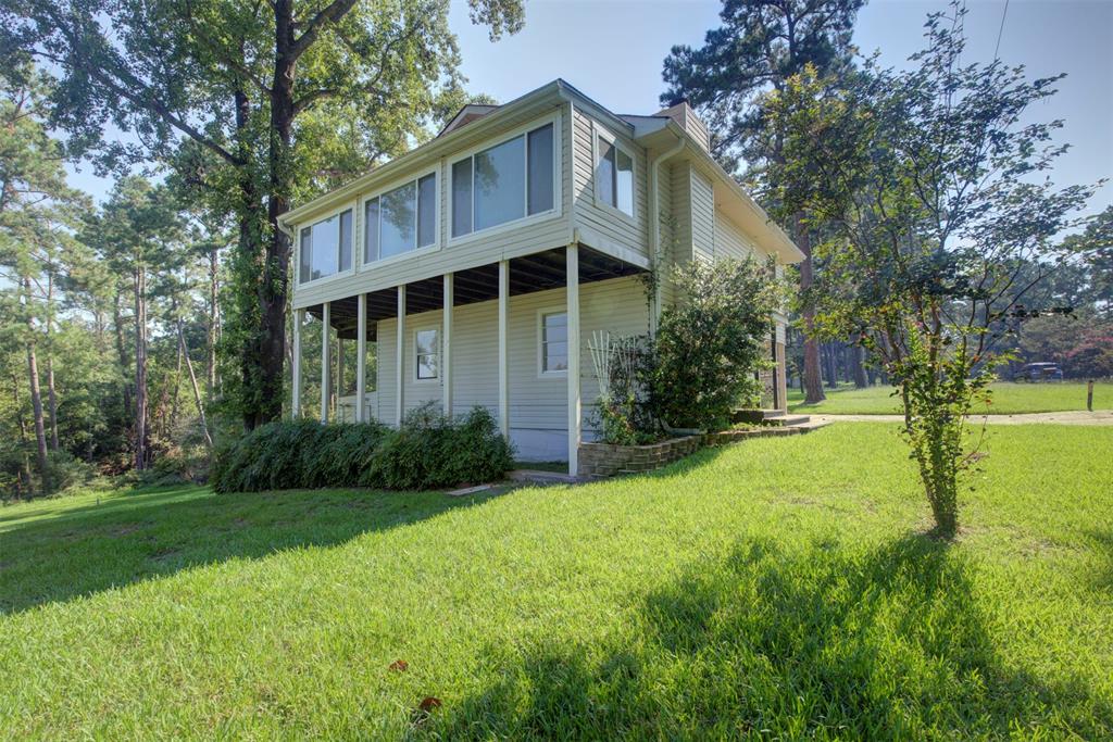 a view of a house with backyard and garden