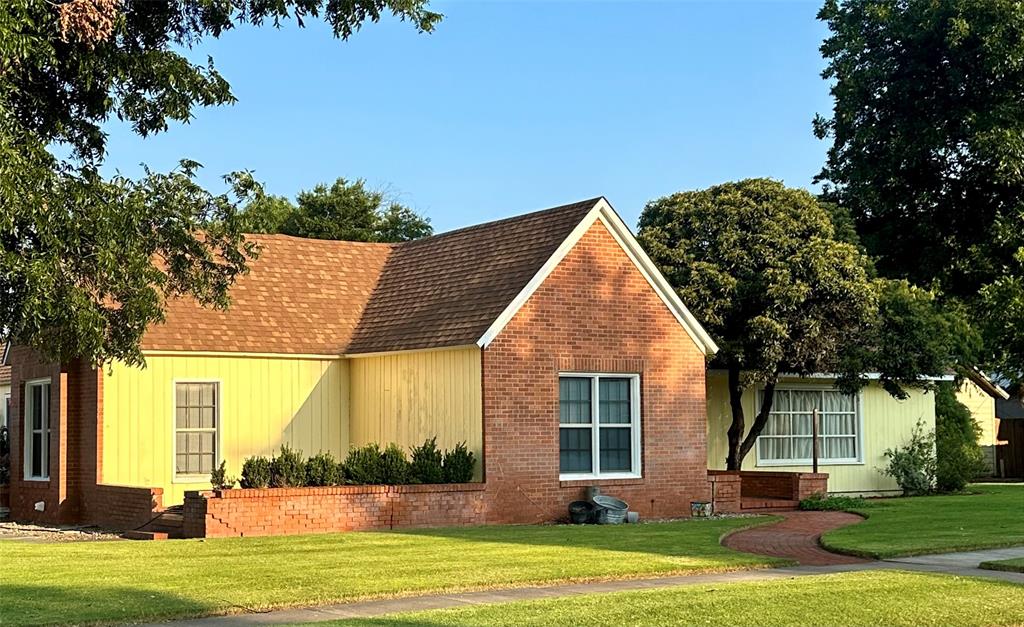 a view of a house with a yard