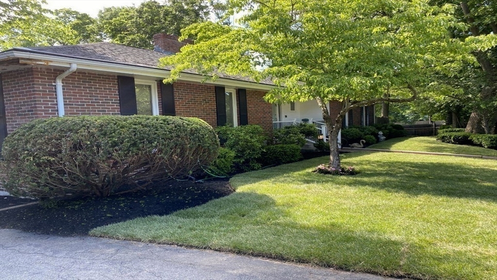 a view of a yard in front of house