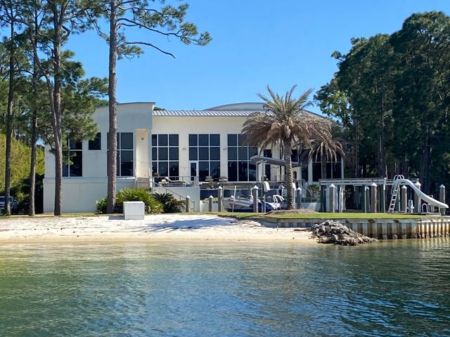 $6,294,000 | 239 Northeast Yacht Club Drive | Ferry Park