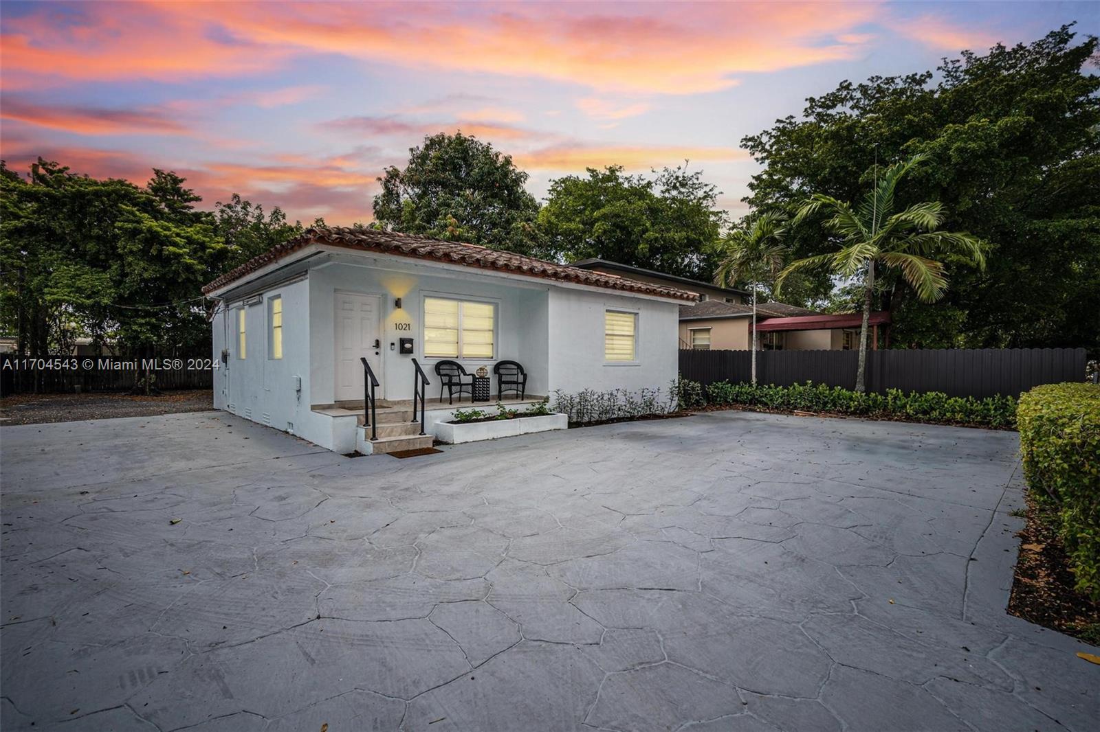 a view of a house with backyard and garden