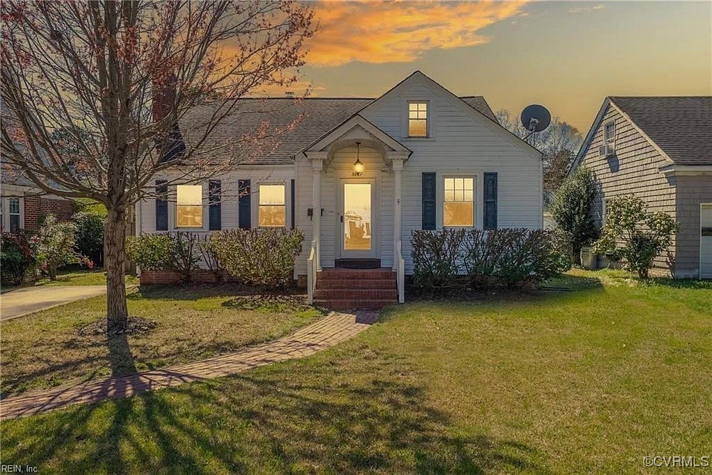 View of front of house featuring a lawn