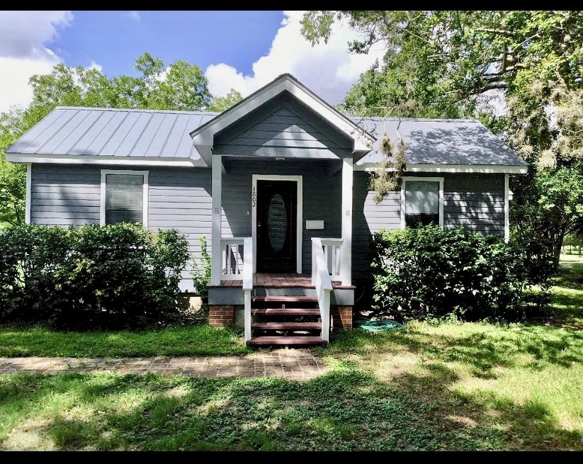 a view of a house with a yard