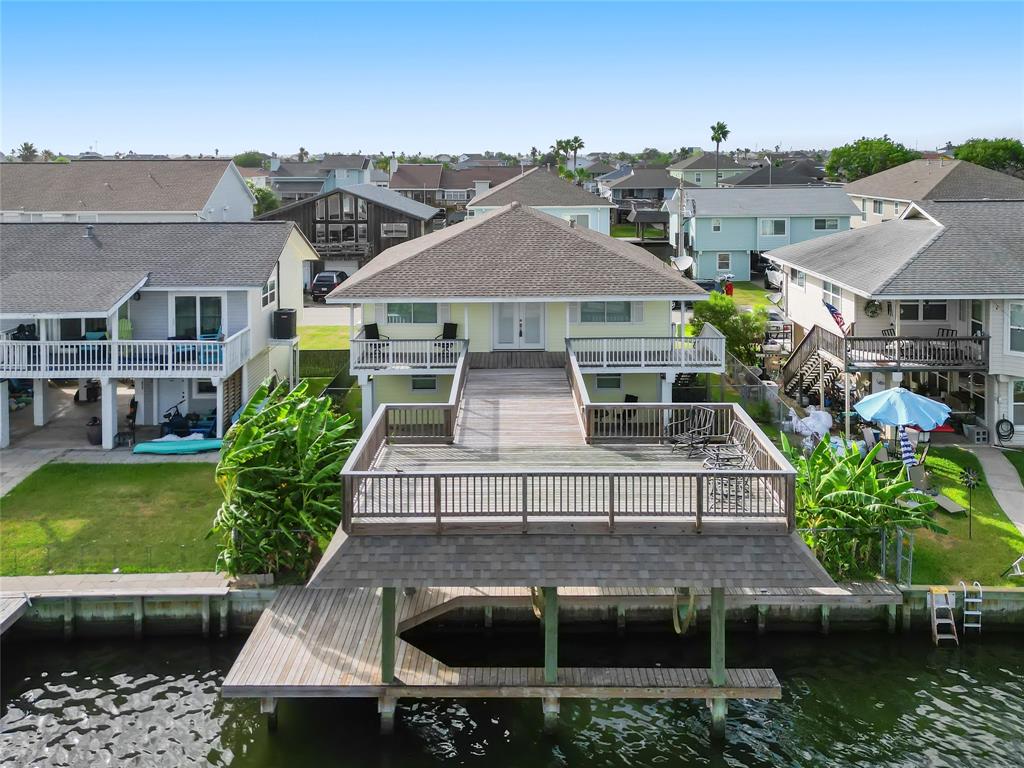 a view of multiple houses with a lake view