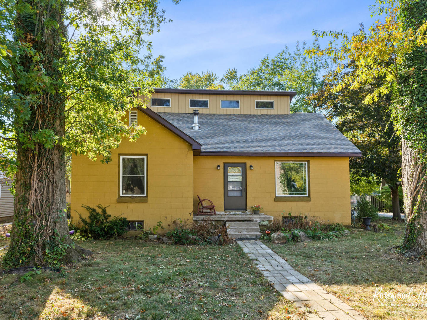 a view of a house with a yard