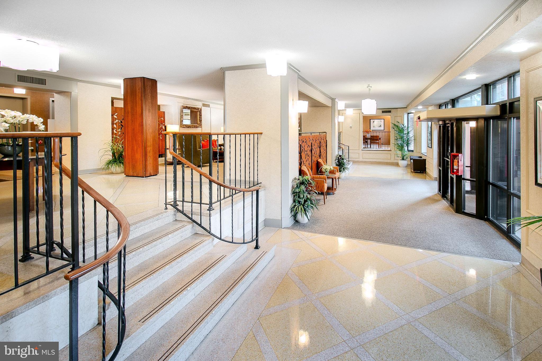 Building Foyer w/meet & greet sitting areas.