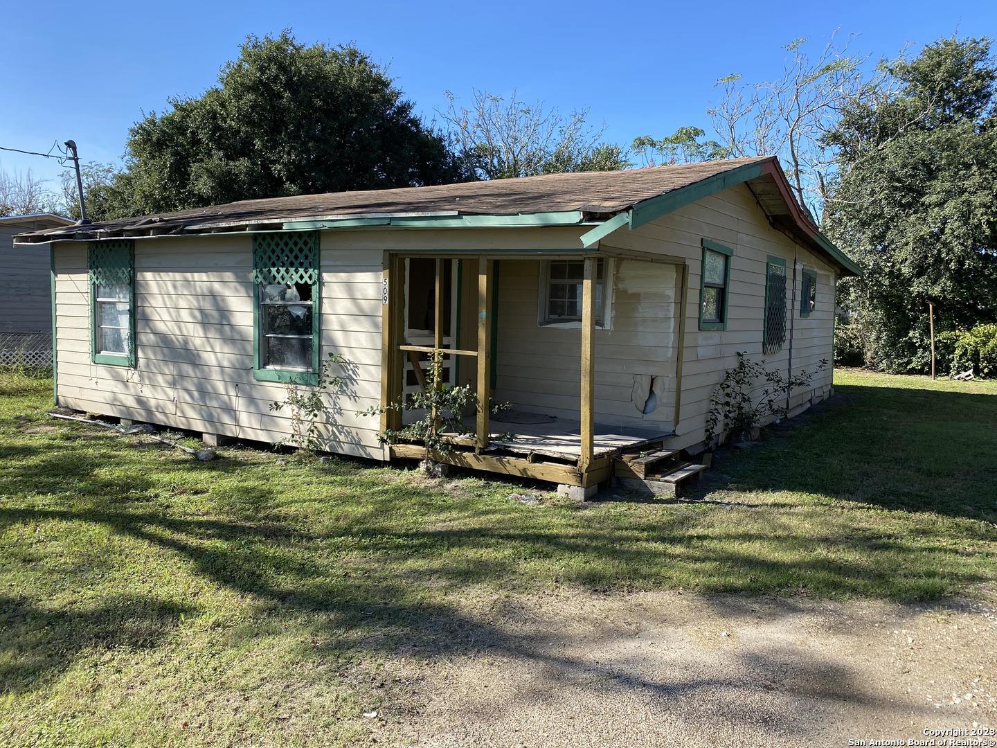 a view of a house with backyard