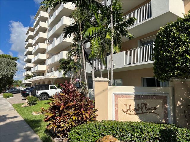 $2,000 | 1455 North Treasure Drive, Unit 4P | Treasure Island