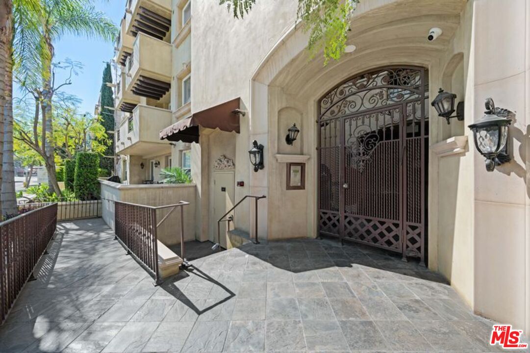 a view of entryway with a garden