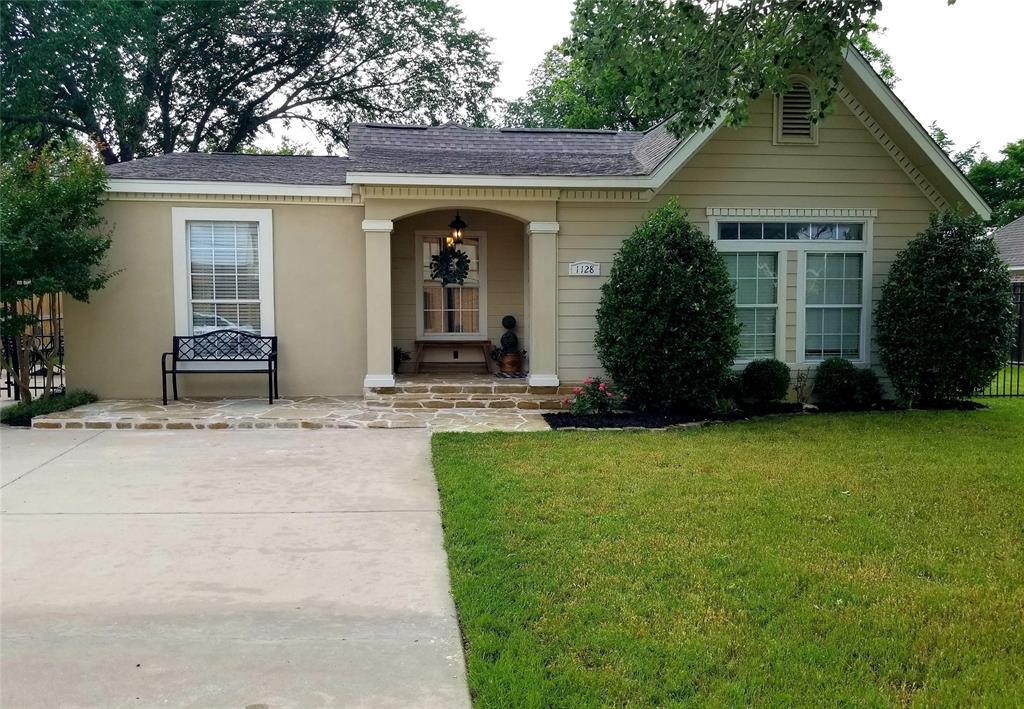 a view of a house with backyard and garden