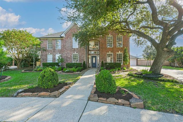 $639,000 | 916 Laurelfield Drive | Friendswood