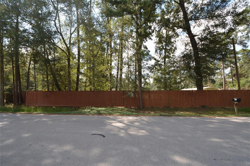 a view of yard and trees