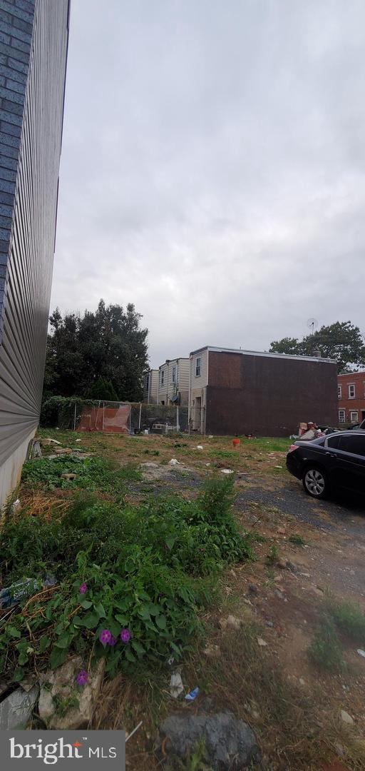 a view of a back yard of the house