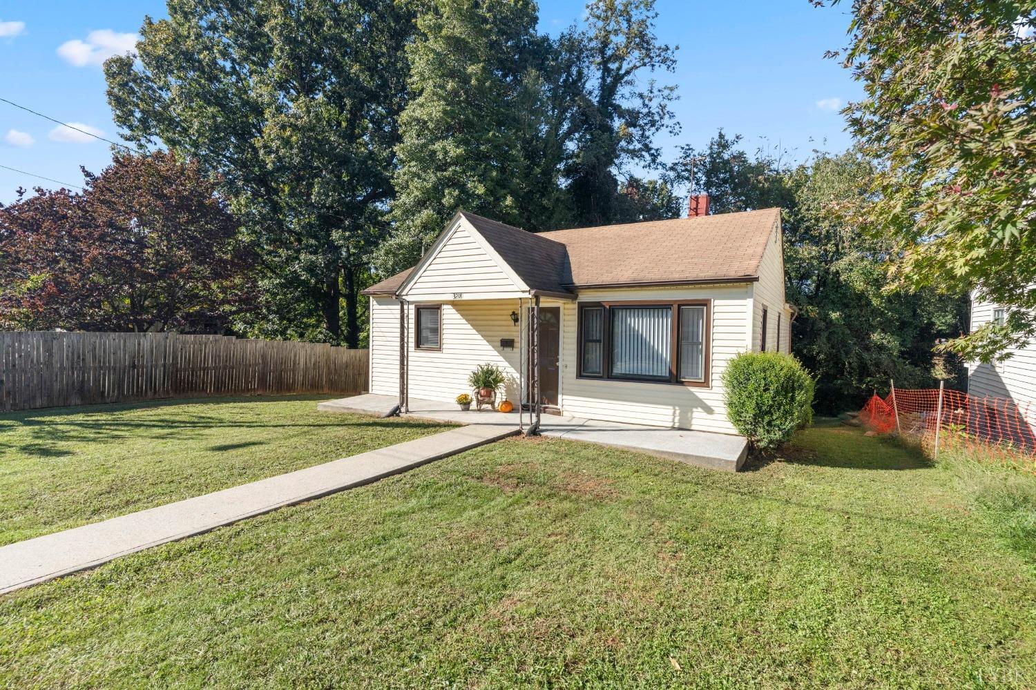 a view of a house with backyard and trees