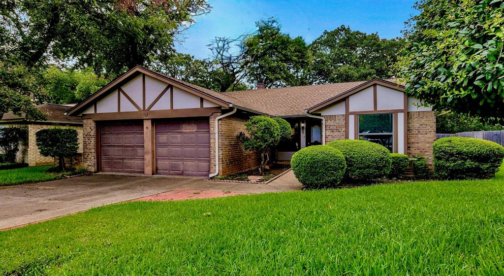 a view of a yard in front of a house