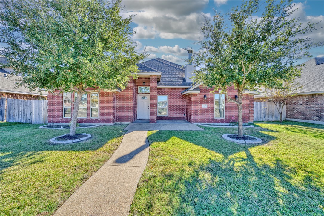 View of front facade featuring a front lawn