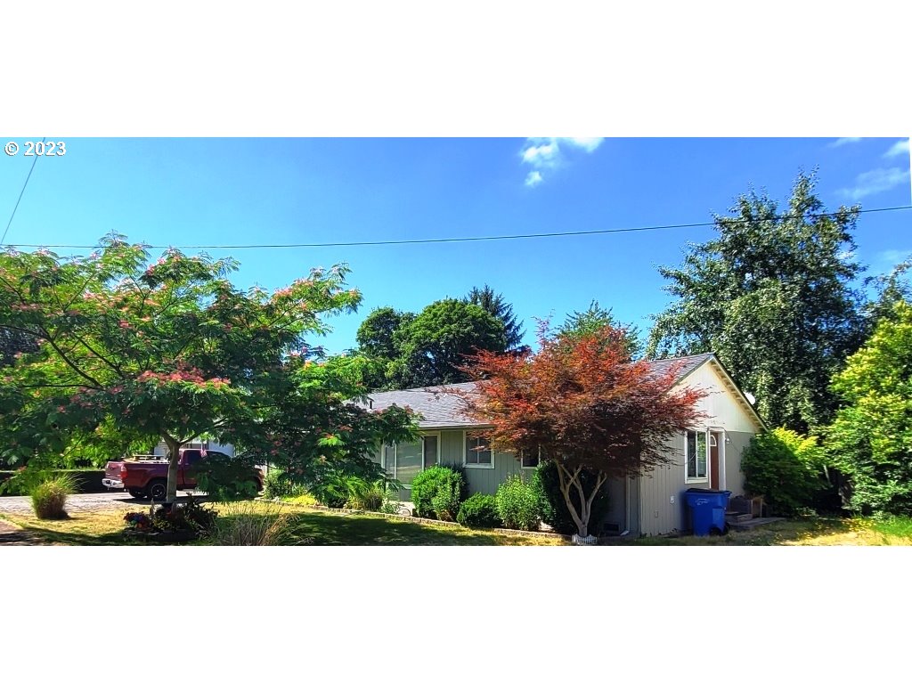 a view of a house with a yard