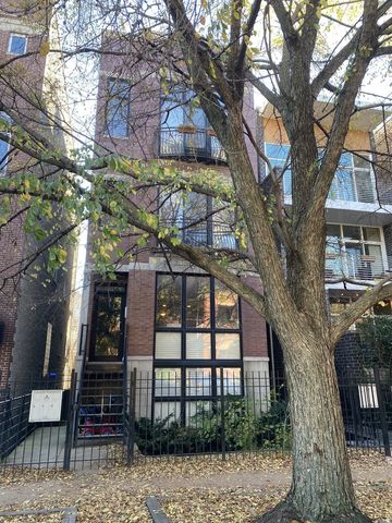 $569,000 | 2431 West Walton Street, Unit 1 | Ukrainian Village