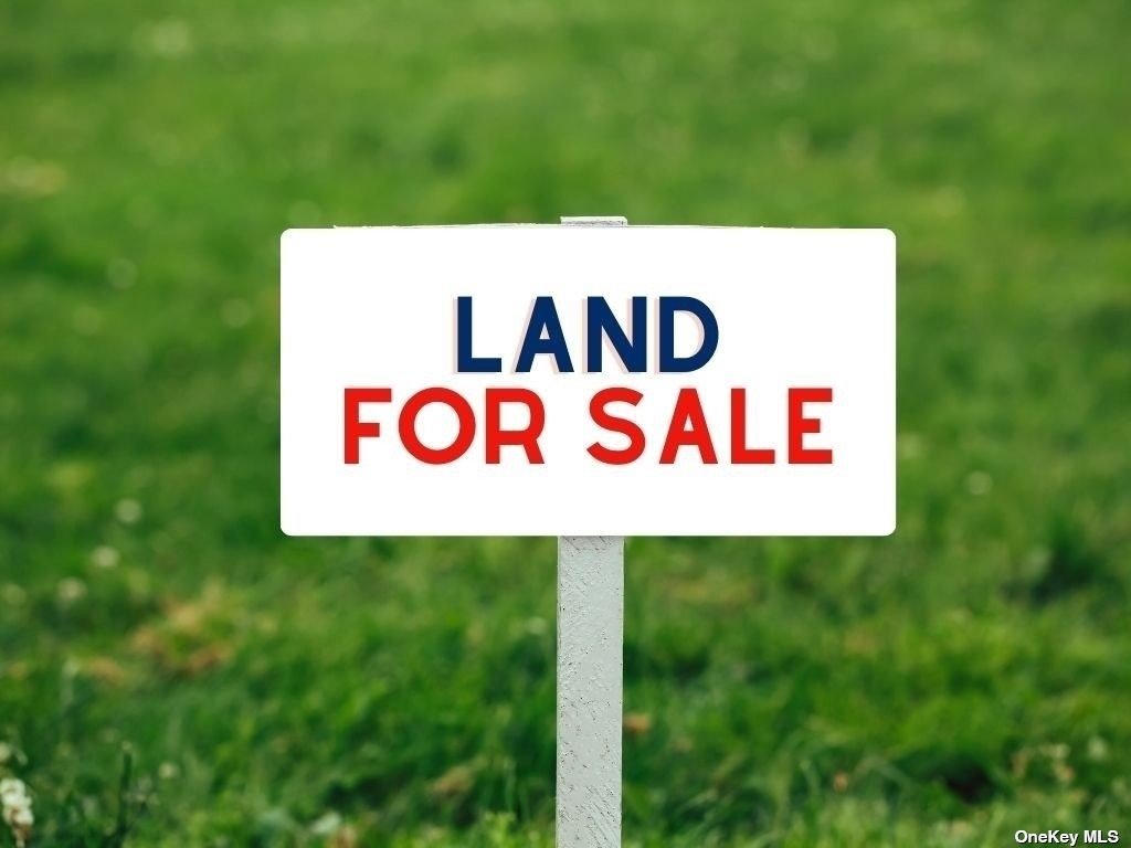 a street sign sitting on a lush green field