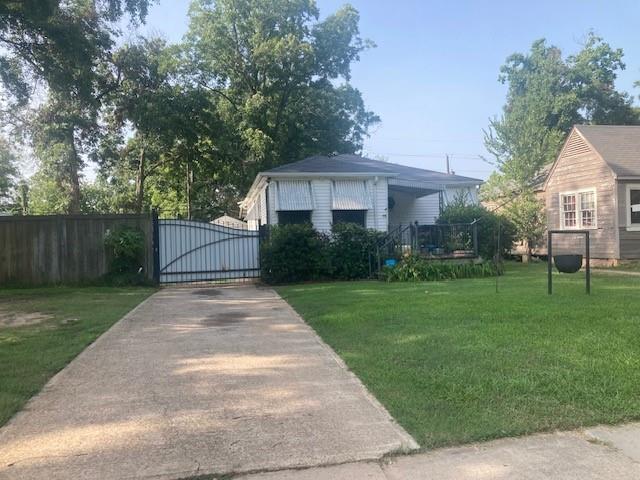 a view of a yard in front of house