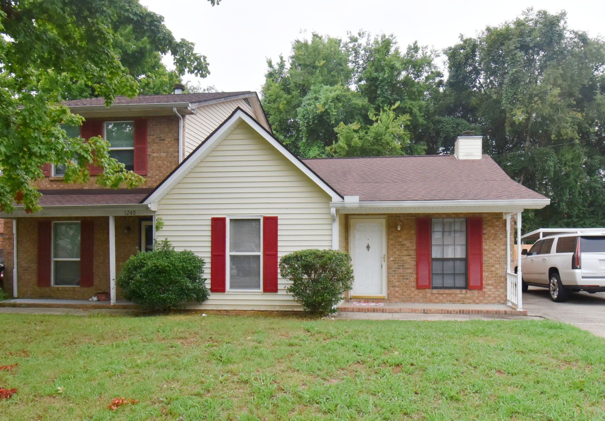 a view of a yard in front of house