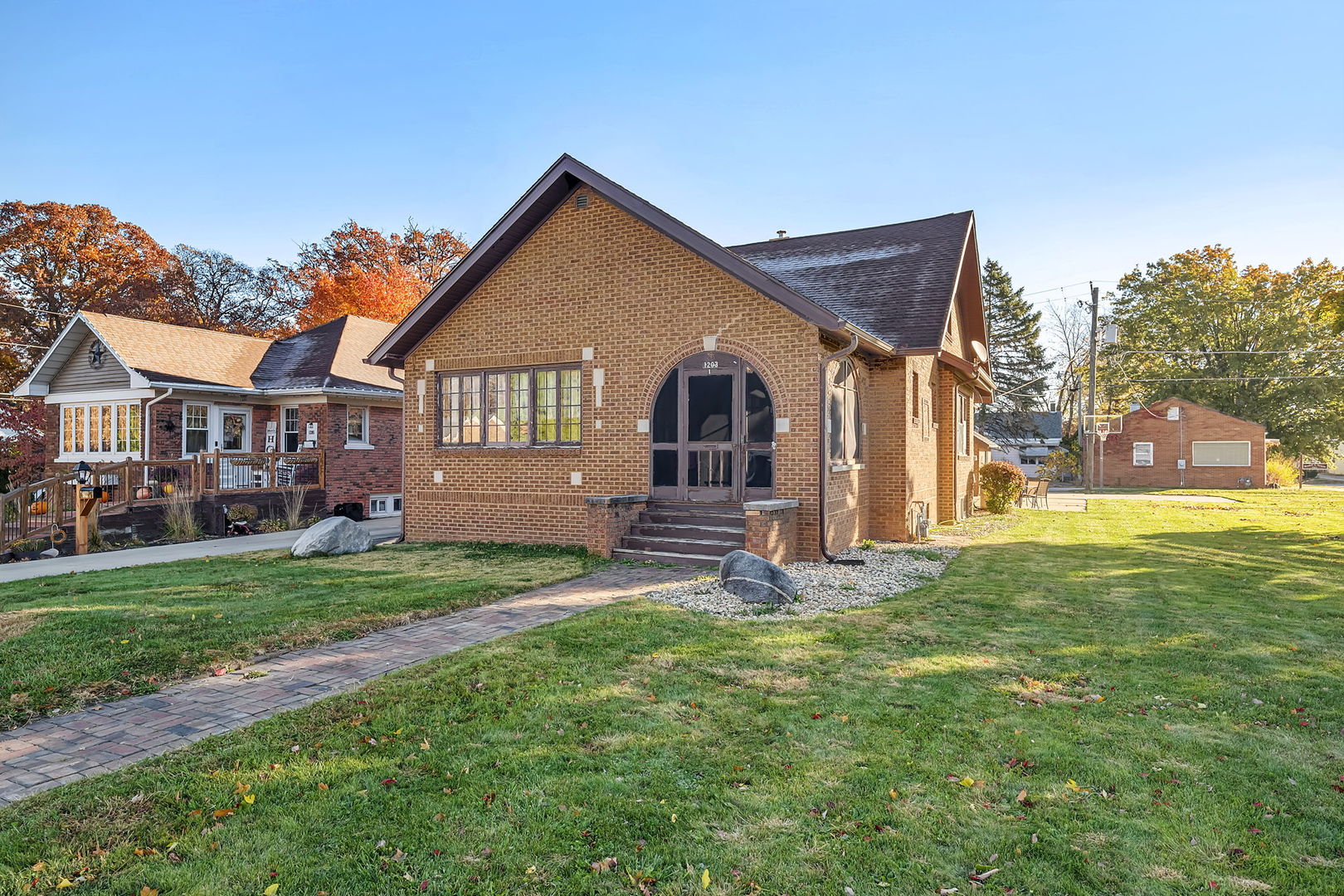 a view of a house with a yard