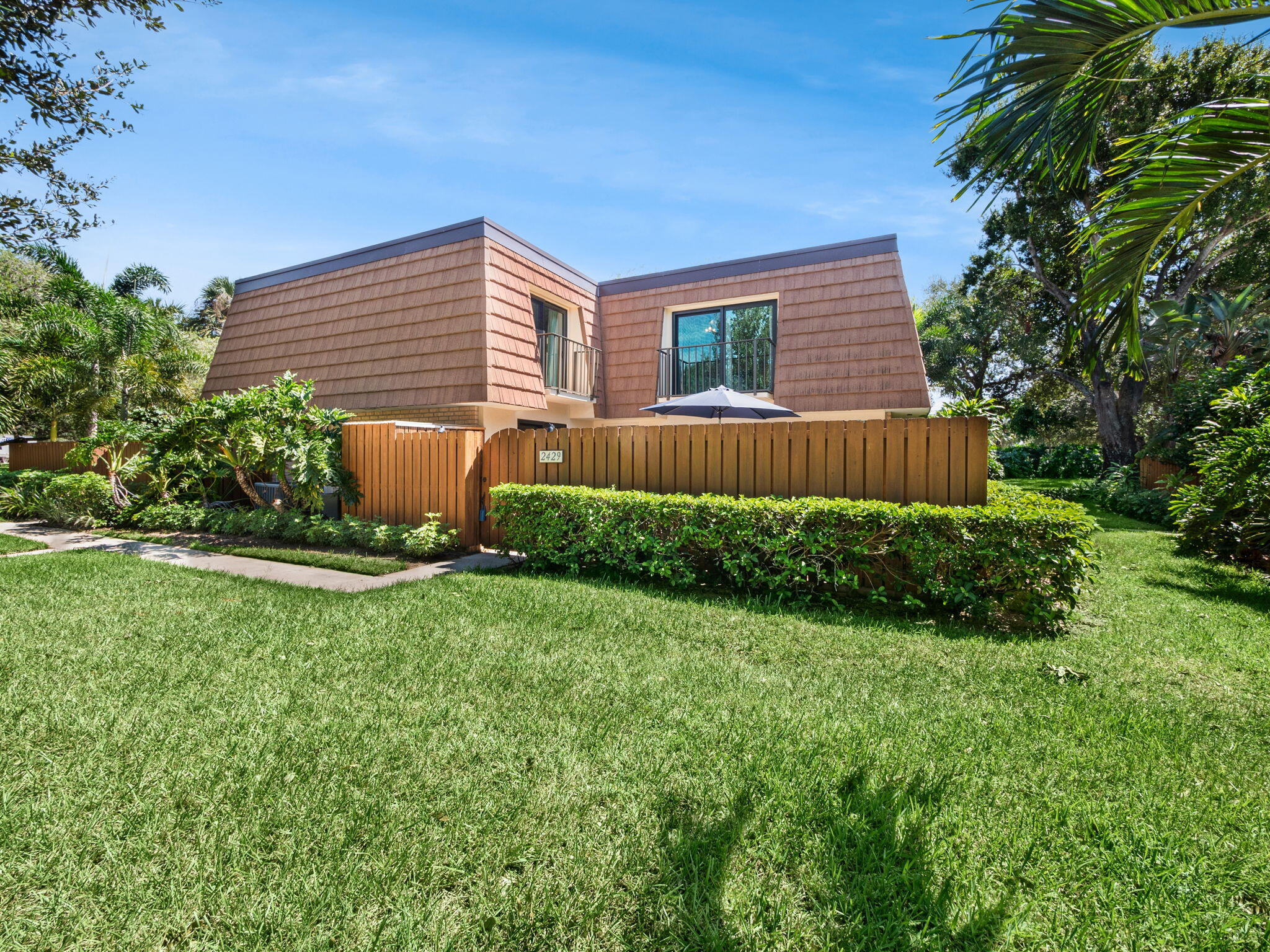 a view of a house with backyard and garden