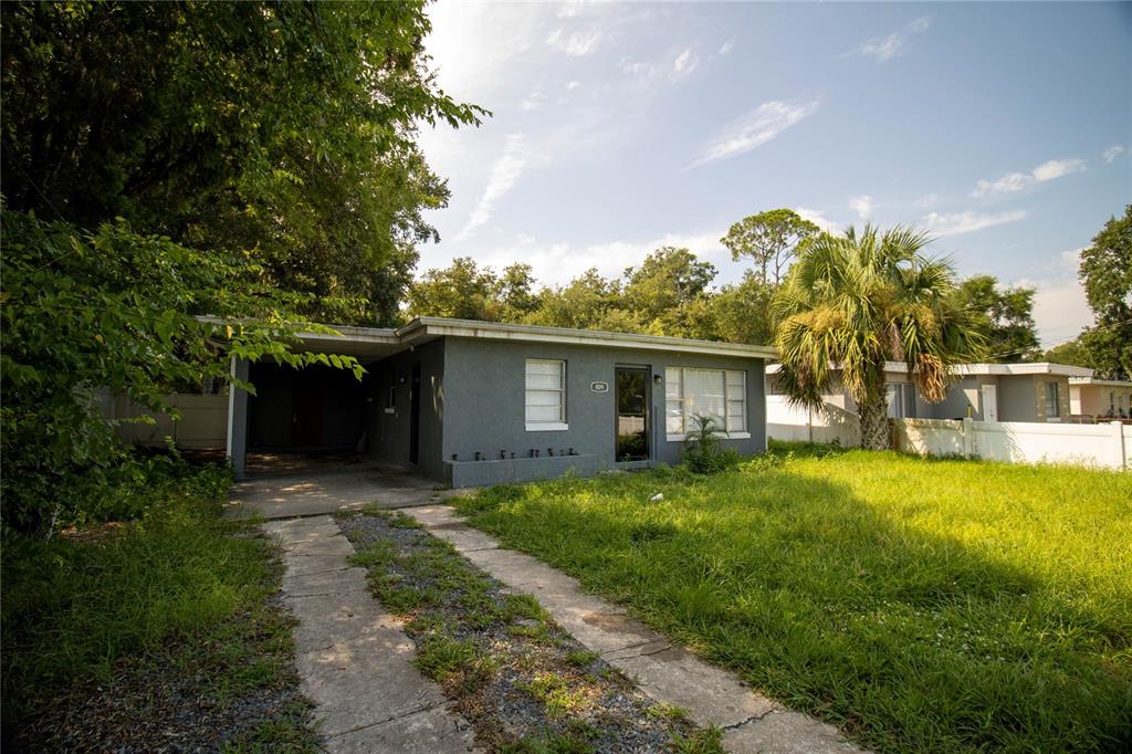 a view of a house with backyard and garden