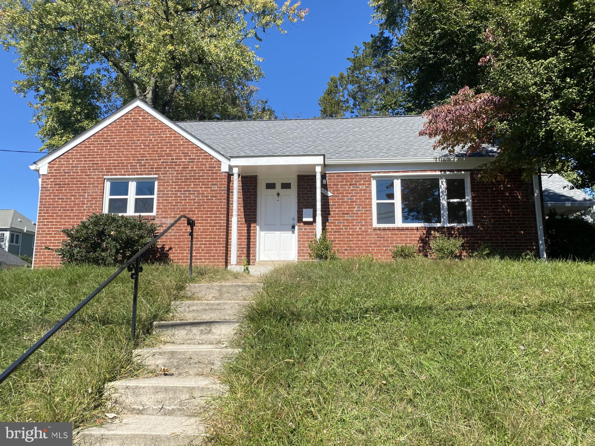 a view of a house with a yard