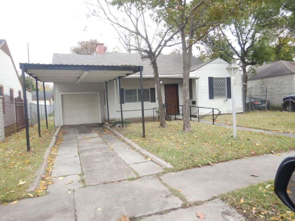 a view of a house with backyard and trees