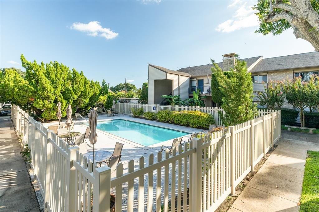 a view of a house with backyard and a garden